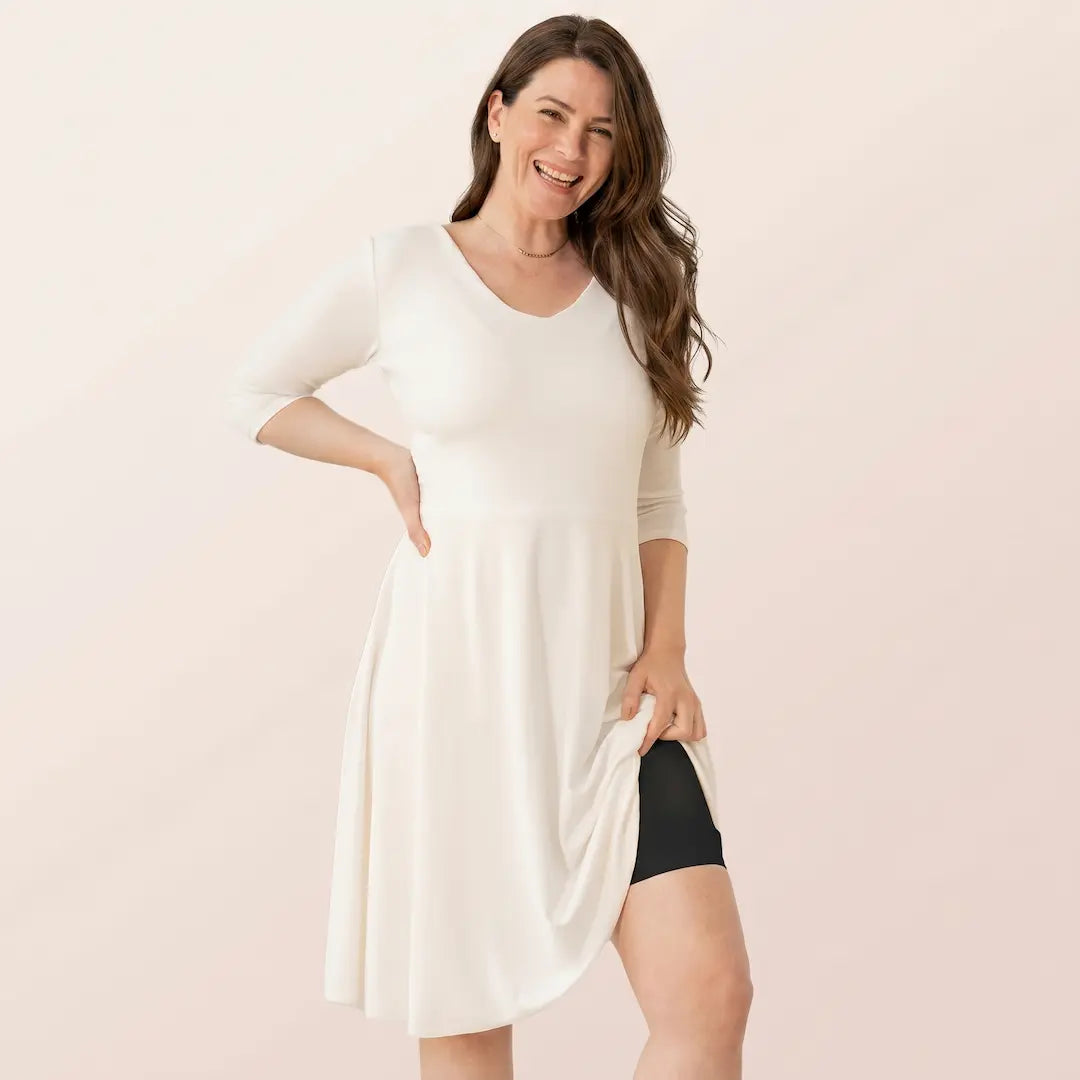Chica levanta una parte de su vestido y muestra el short moldeador de cintura alta sin costuras shaperbodys