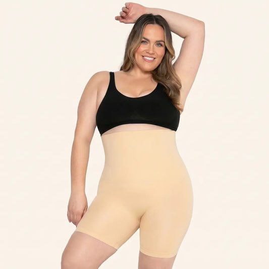 Chica sonríe y posa los shorts moldeadores invisibles de cintura alta sin costuras Shaperbodys color beige