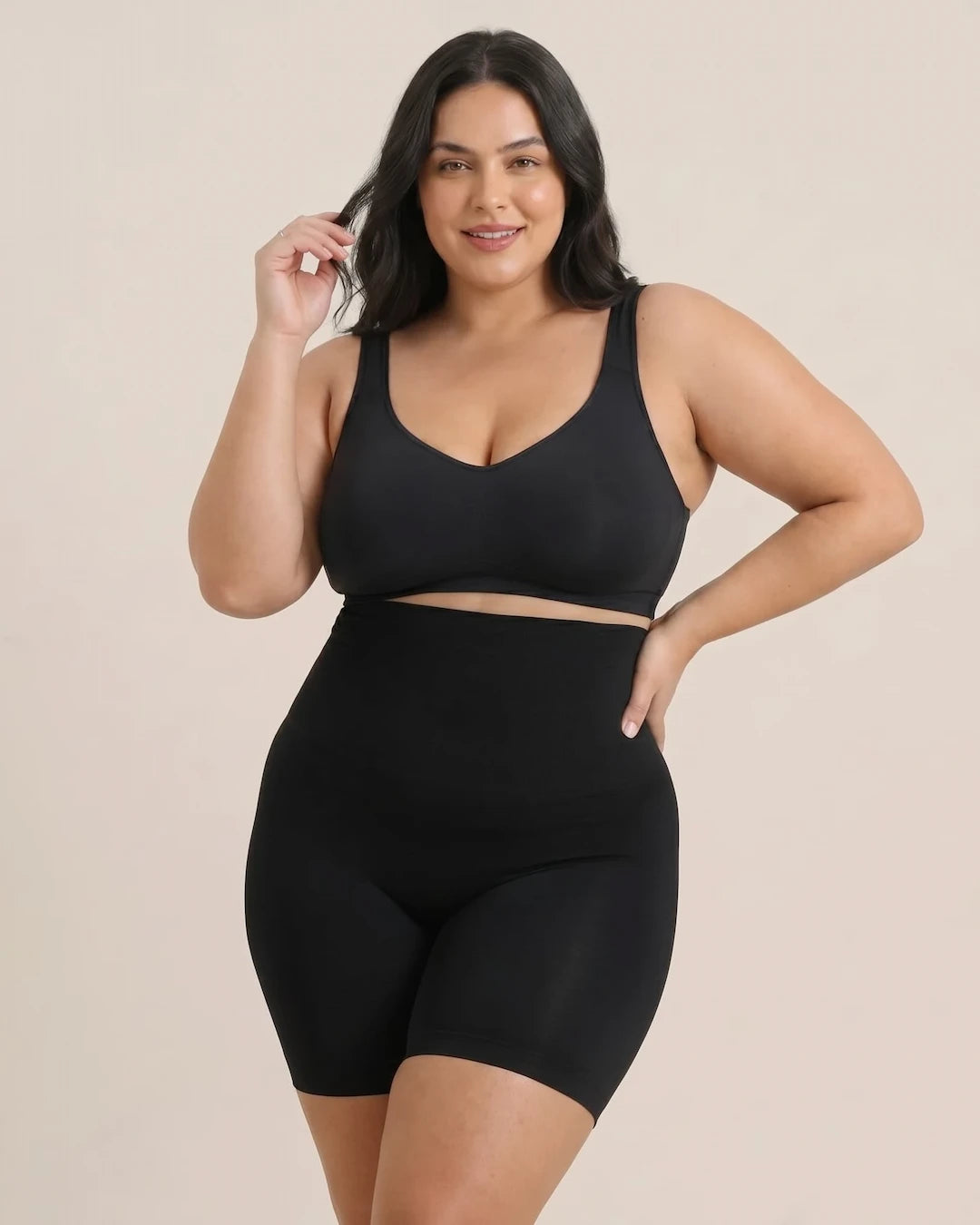 Chica sonríe y posa los shorts moldeadores invisibles de cintura alta sin costuras Shaperbodys color negro
