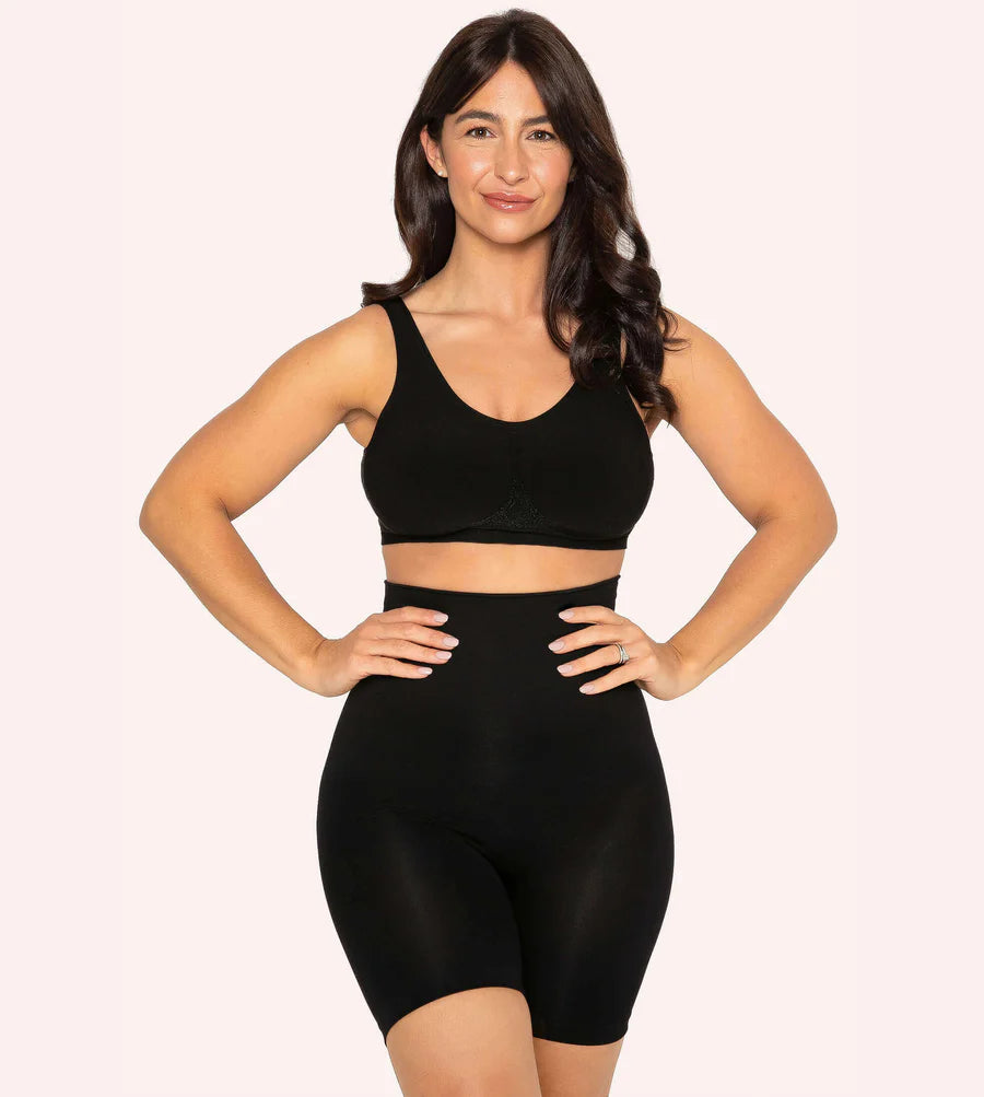 Chica usa los shorts moldeadores invisibles color negro