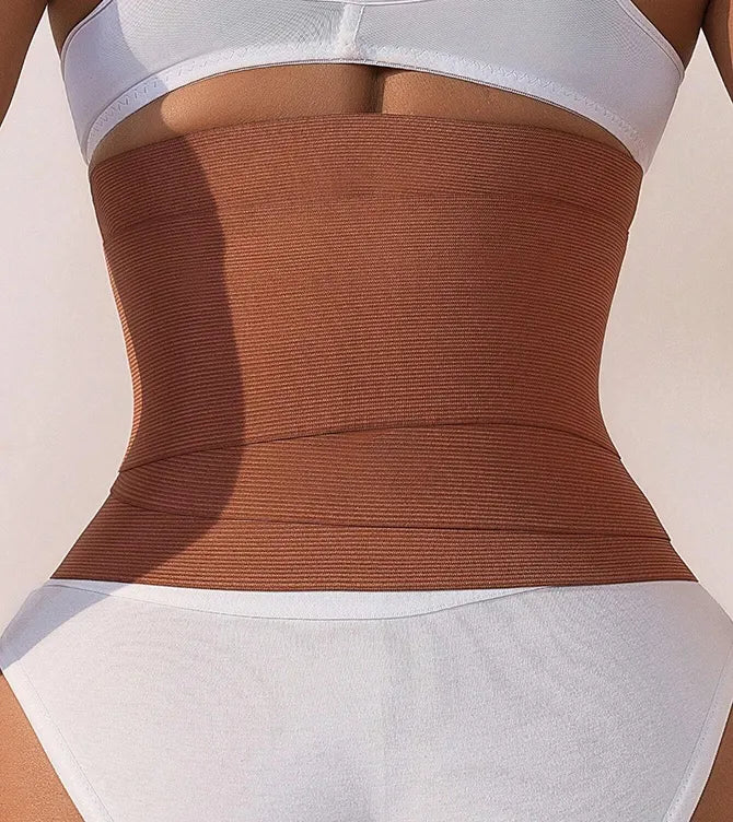 Modelo_muestra_la_parte_trasera_de_la_cinta_moldeadora_de_cintura